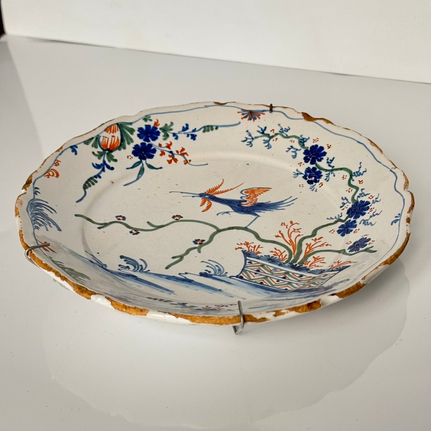 日本語: 18世紀のヌヴェール製ファイアンスプレート2枚。赤い羽根の鳥と黄色い羽根の鳥が描かれたポリクロームデザインが特徴のアンティーク。 ; English: Pair of 18th-century Nevers faience plates, featuring hand-painted polychrome designs with birds perched on branches, vibrant and decorative. ; Français: Paire d'assiettes en faïence de Nevers du XVIIIe siècle, avec des motifs polychromes peints à la main représentant des oiseaux perchés sur des branches, vibrant et décoratif.