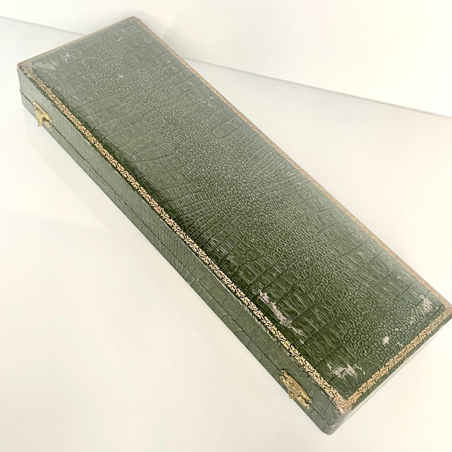 日本語: フランス製のアンティークサラダサーバーセット(スプーン&フォーク)。天然のホーン素材で作られ、持ち手はシルバーフィルドで装飾されています。; English: Antique French salad server set (spoon & fork) made from natural horn, featuring handles crafted from silver-filled. | Français: Ensemble de couverts à salade ancien français (cuillère et fourchette) en corne naturelle, avec des manches en argent fourré.