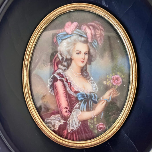 日本語: バラを持つマリー・アントワネットを描いたアンティークのミニアチュール。フランス革命前の最後の女王であり、ヴィジェ=ルブランの有名な肖像画に基づいた優雅な表現が特徴。; English: Antique miniature of Marie Antoinette with a rose, the last queen of France before the French Revolution. Based on Vigée Le Brun's famous portrait, known for its graceful depiction. ; Français: Miniature ancienne de Marie-Antoinette à la rose, dernière reine de France avant la Révolution française. Basée sur le célèbre portrait de Vigée Le Brun, connu pour son élégance.