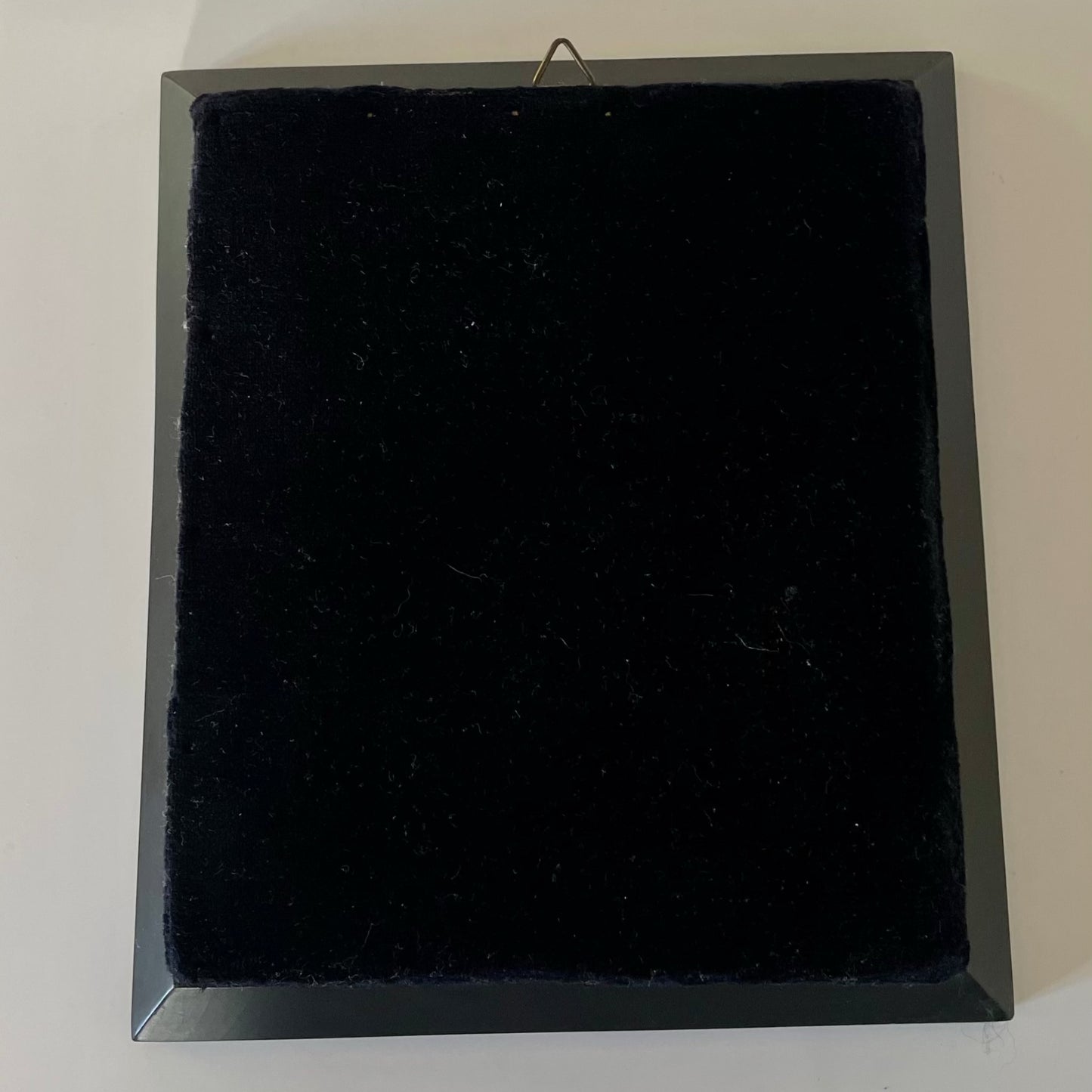 日本語: バラを持つマリー・アントワネットを描いたアンティークのミニアチュール。フランス革命前の最後の女王であり、ヴィジェ=ルブランの有名な肖像画に基づいた優雅な表現が特徴。; English: Antique miniature of Marie Antoinette with a rose, the last queen of France before the French Revolution. Based on Vigée Le Brun's famous portrait, known for its graceful depiction. ; Français: Miniature ancienne de Marie-Antoinette à la rose, dernière reine de France avant la Révolution française. Basée sur le célèbre portrait de Vigée Le Brun, connu pour son élégance.