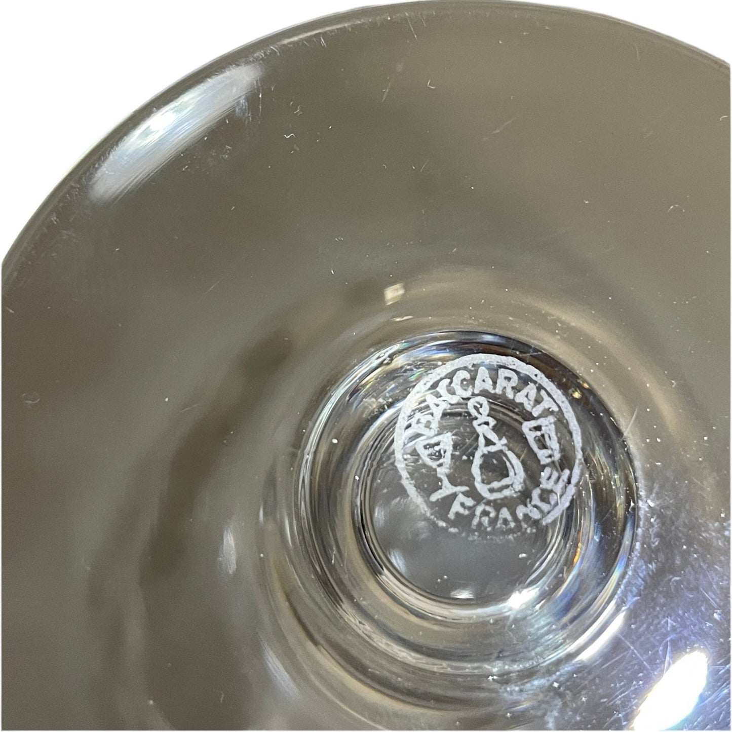 日本語: フランスの高級クリスタル「バカラ」製、アルマニャックモデルのワイングラス2客セット。洗練されたデザインと優雅な重みが特徴。; English: Set of two Baccarat “Armagnac” wine glasses. Renowned French crystal with refined design and elegant heft. ; Français: Deux verres à vin Baccarat, modèle “Armagnac”. Cristal français célèbre pour son design raffiné et son poids élégant.