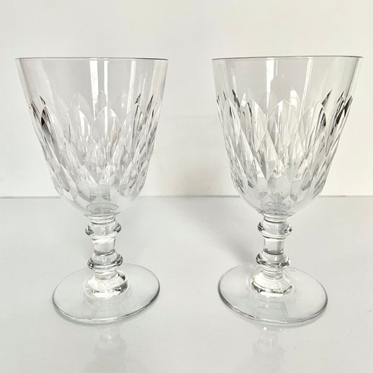 日本語: フランスの高級クリスタル「バカラ」製、アルマニャックモデルのワイングラス2客セット。洗練されたデザインと優雅な重みが特徴。; English: Set of two Baccarat “Armagnac” wine glasses. Renowned French crystal with refined design and elegant heft. ; Français: Deux verres à vin Baccarat, modèle “Armagnac”. Cristal français célèbre pour son design raffiné et son poids élégant.