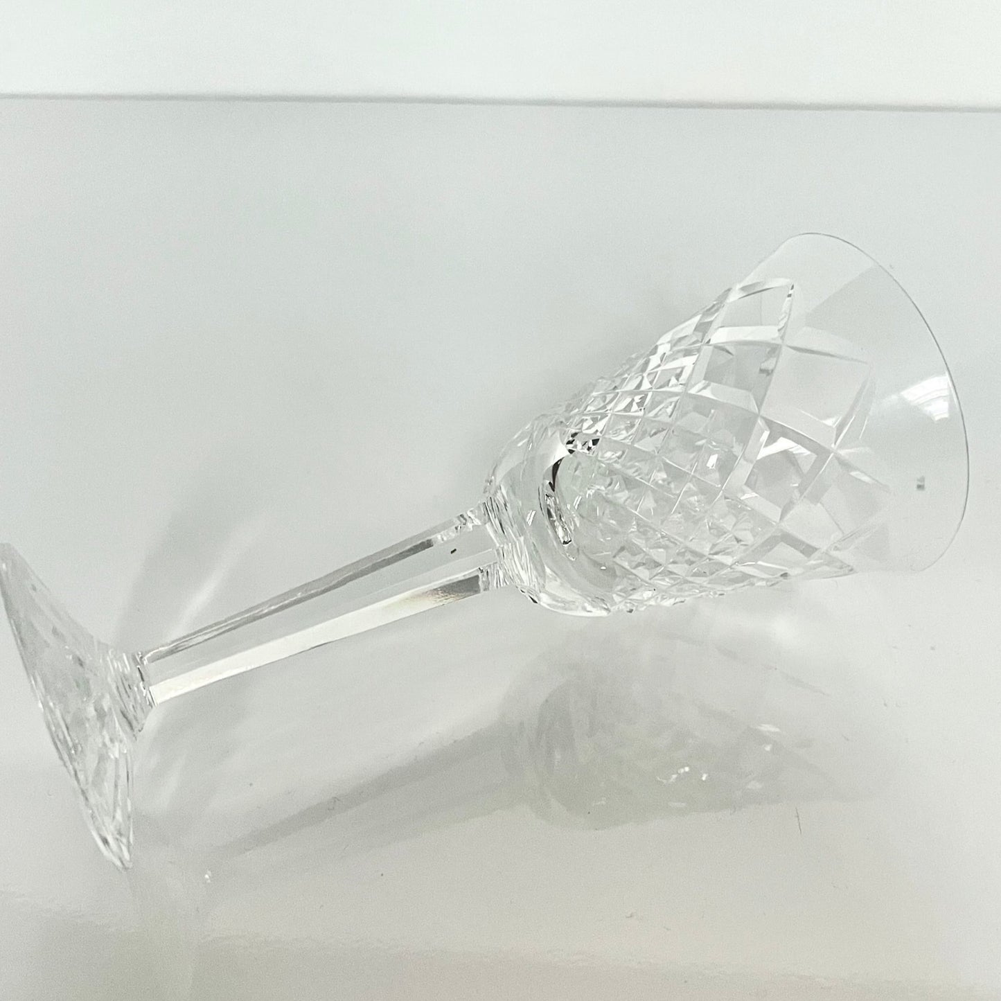 日本語: フランスのダイアモンドカットが美しいアンティーククリスタルグラス6個セット; English: Set of 6 antique crystal glasses with a beautiful diamond-cut pattern from France; Français: Ensemble de 6 verres en cristal ancien français avec un magnifique motif taillé en diamant.