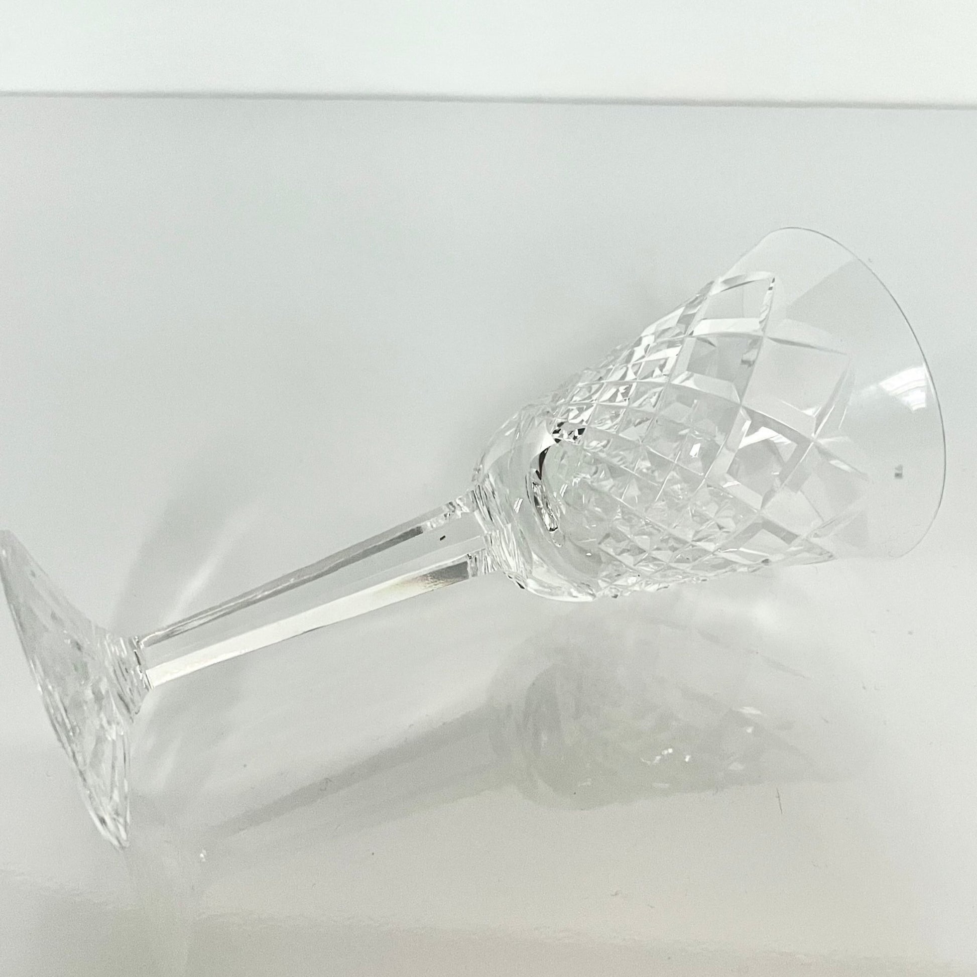 日本語: フランスのダイアモンドカットが美しいアンティーククリスタルグラス6個セット; English: Set of 6 antique crystal glasses with a beautiful diamond-cut pattern from France; Français: Ensemble de 6 verres en cristal ancien français avec un magnifique motif taillé en diamant.