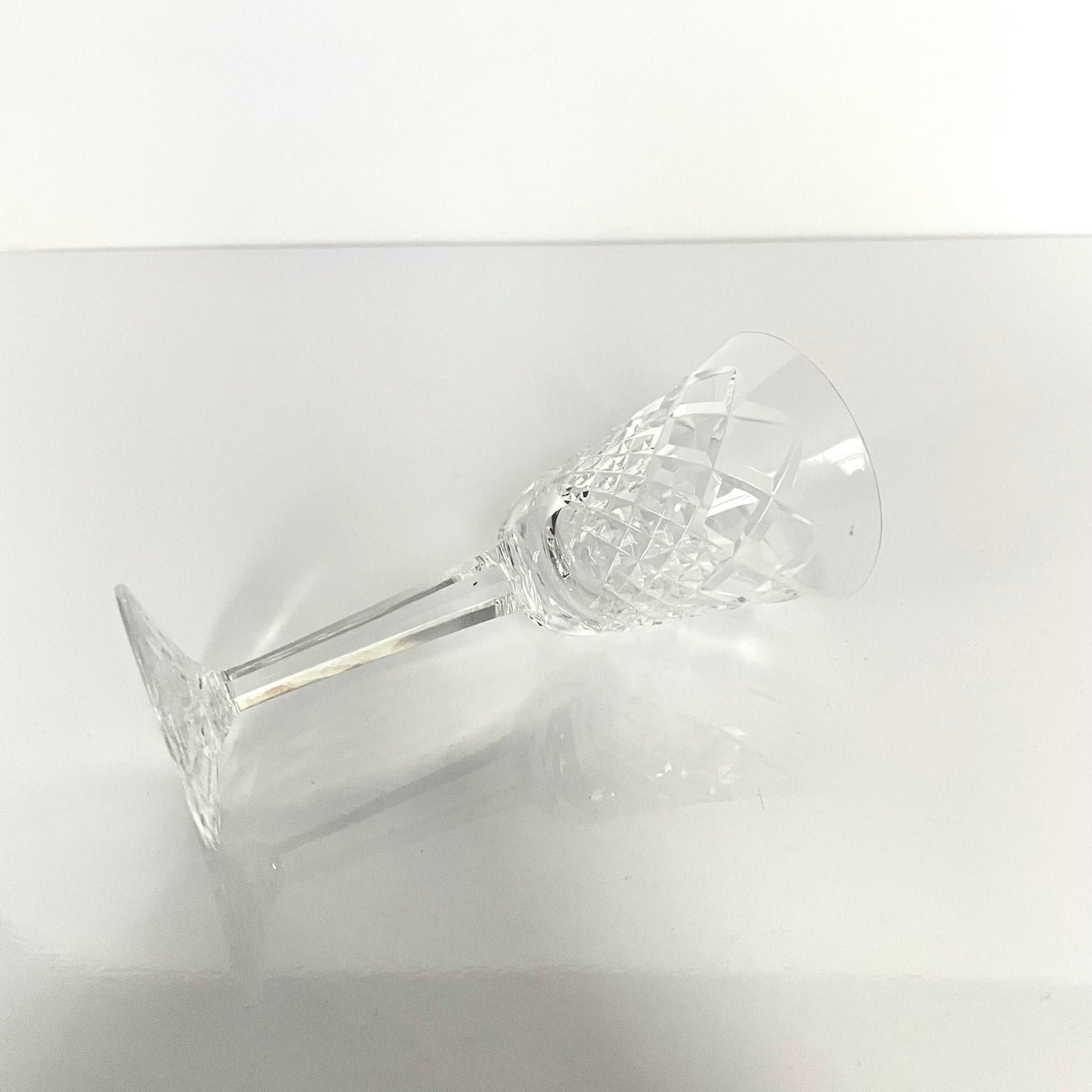 日本語: フランスのダイアモンドカットが美しいアンティーククリスタルグラス6個セット; English: Set of 6 antique crystal glasses with a beautiful diamond-cut pattern from France; Français: Ensemble de 6 verres en cristal ancien français avec un magnifique motif taillé en diamant.
