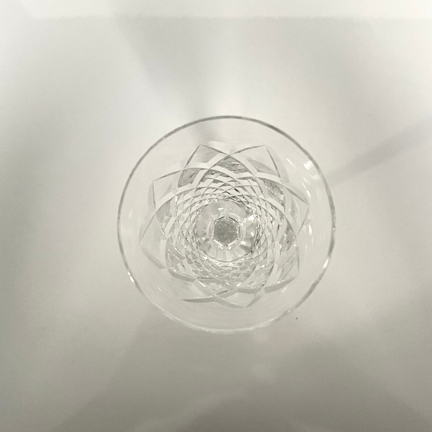 日本語: フランスのダイアモンドカットが美しいアンティーククリスタルグラス6個セット; English: Set of 6 antique crystal glasses with a beautiful diamond-cut pattern from France; Français: Ensemble de 6 verres en cristal ancien français avec un magnifique motif taillé en diamant.