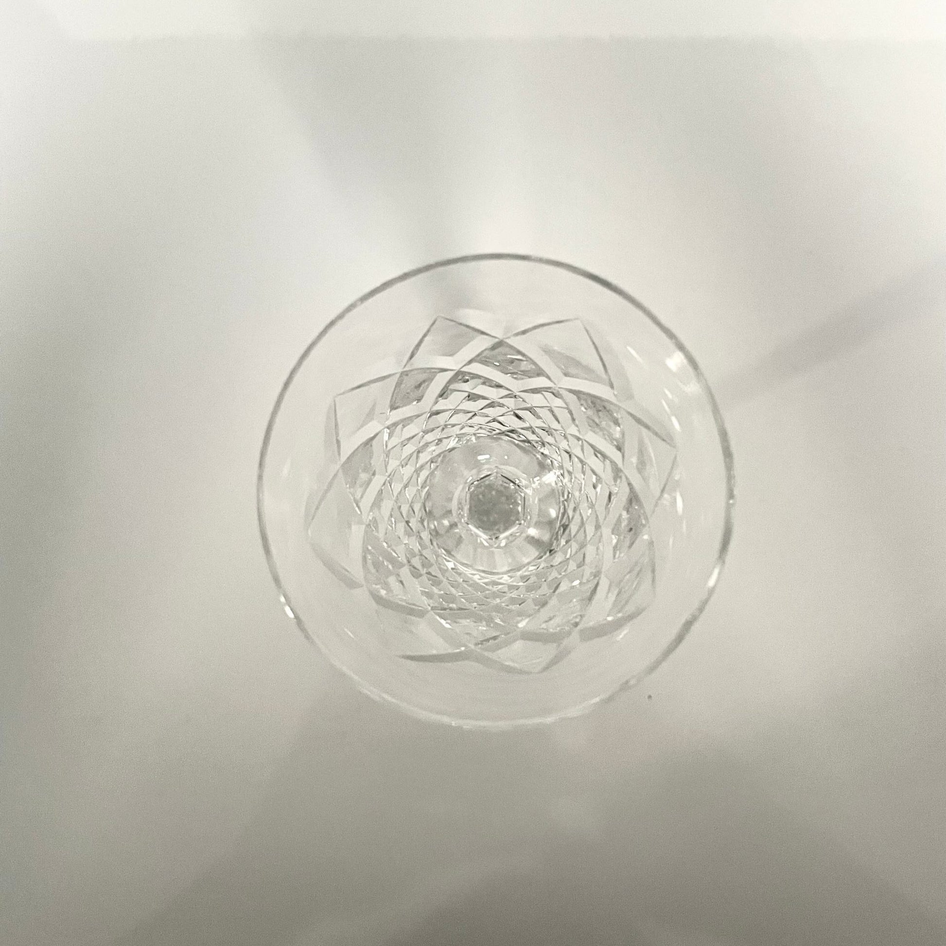 日本語: フランスのダイアモンドカットが美しいアンティーククリスタルグラス6個セット; English: Set of 6 antique crystal glasses with a beautiful diamond-cut pattern from France; Français: Ensemble de 6 verres en cristal ancien français avec un magnifique motif taillé en diamant.