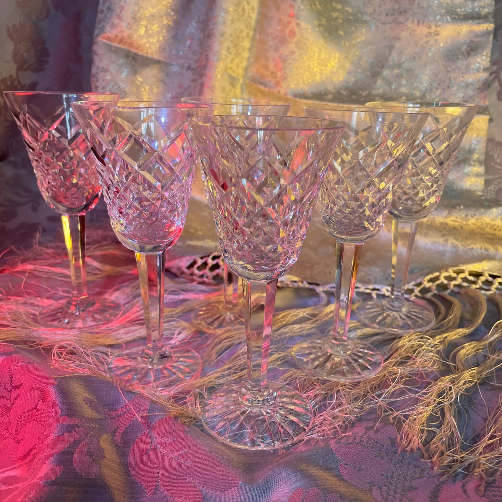 日本語: フランスのダイアモンドカットが美しいアンティーククリスタルグラス6個セット; English: Set of 6 antique crystal glasses with a beautiful diamond-cut pattern from France; Français: Ensemble de 6 verres en cristal ancien français avec un magnifique motif taillé en diamant.