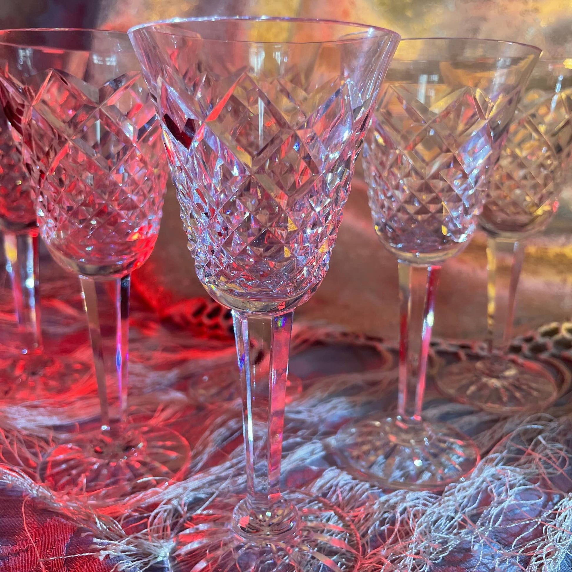 日本語: フランスのダイアモンドカットが美しいアンティーククリスタルグラス6個セット; English: Set of 6 antique crystal glasses with a beautiful diamond-cut pattern from France; Français: Ensemble de 6 verres en cristal ancien français avec un magnifique motif taillé en diamant.