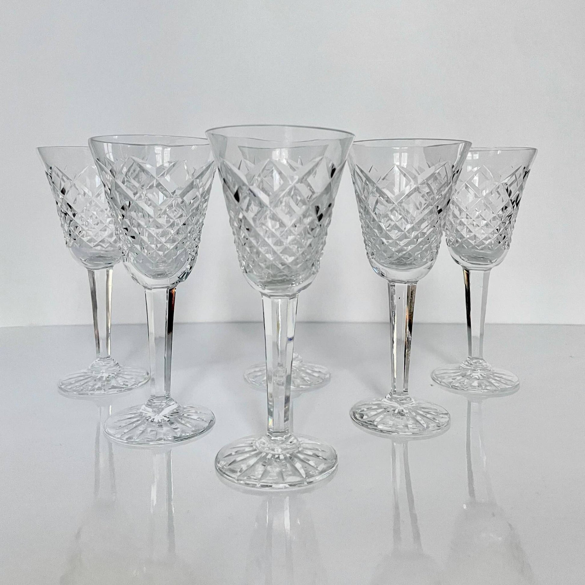 日本語: フランスのダイアモンドカットが美しいアンティーククリスタルグラス6個セット; English: Set of 6 antique crystal glasses with a beautiful diamond-cut pattern from France; Français: Ensemble de 6 verres en cristal ancien français avec un magnifique motif taillé en diamant.