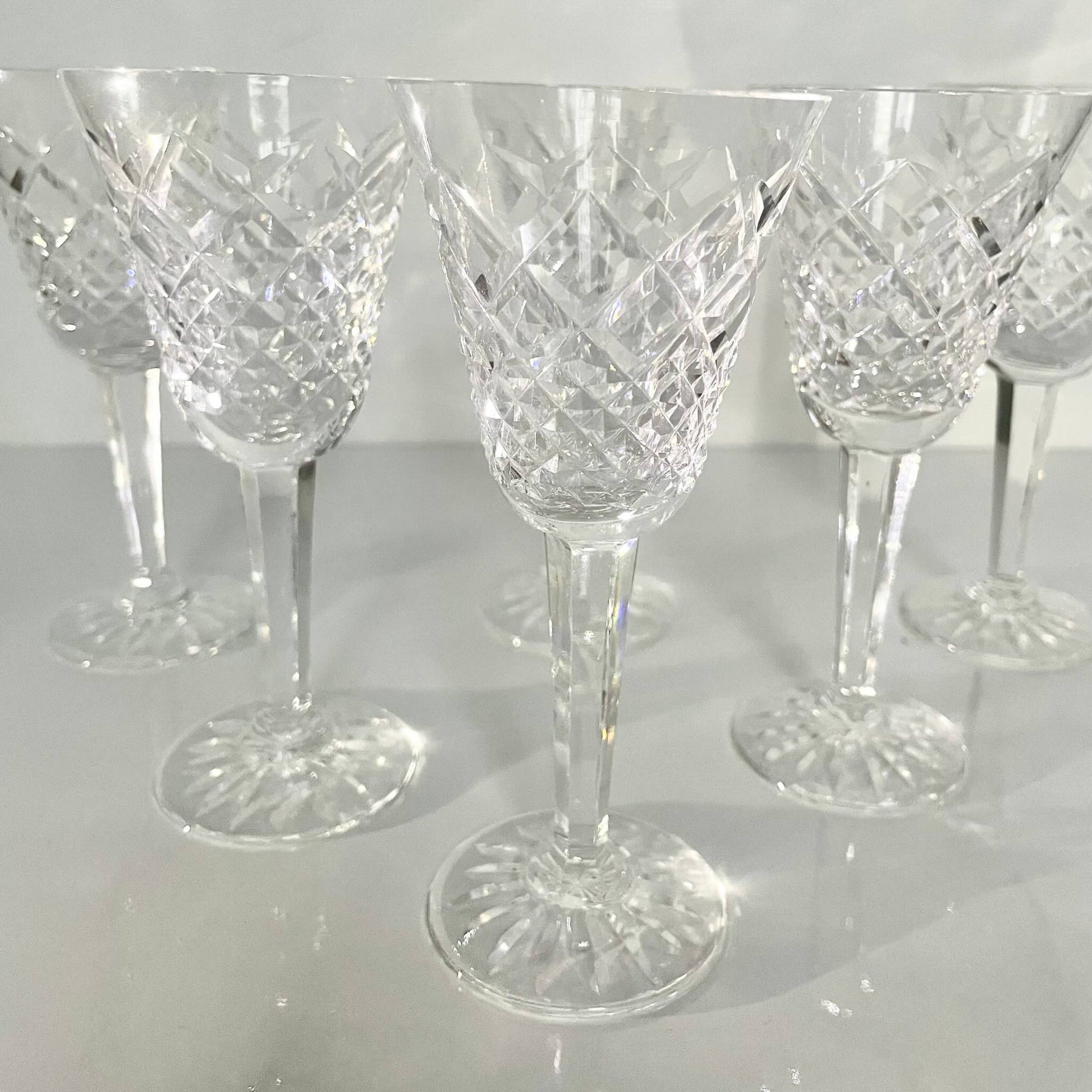 日本語: フランスのダイアモンドカットが美しいアンティーククリスタルグラス6個セット; English: Set of 6 antique crystal glasses with a beautiful diamond-cut pattern from France; Français: Ensemble de 6 verres en cristal ancien français avec un magnifique motif taillé en diamant.