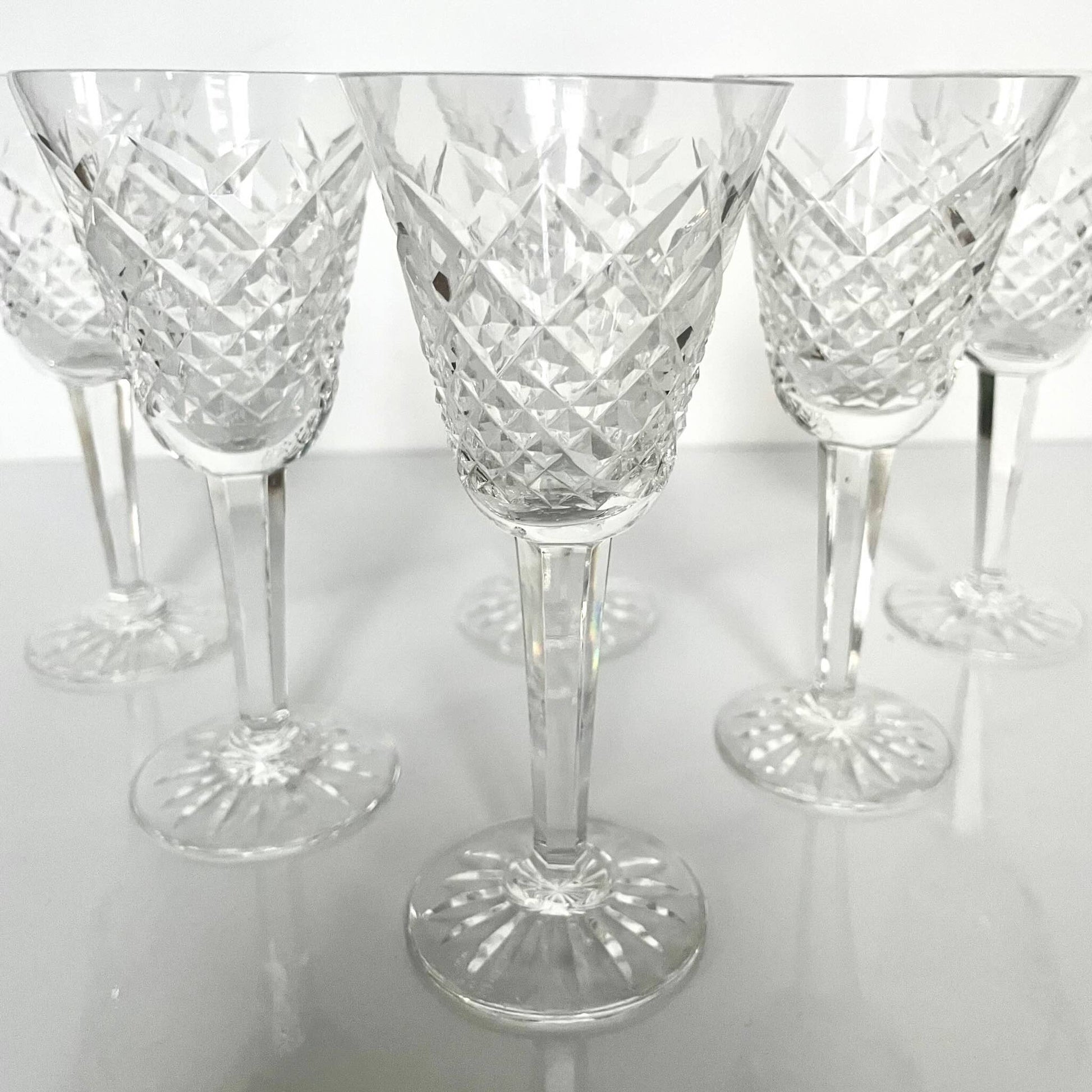 日本語: フランスのダイアモンドカットが美しいアンティーククリスタルグラス6個セット; English: Set of 6 antique crystal glasses with a beautiful diamond-cut pattern from France; Français: Ensemble de 6 verres en cristal ancien français avec un magnifique motif taillé en diamant.