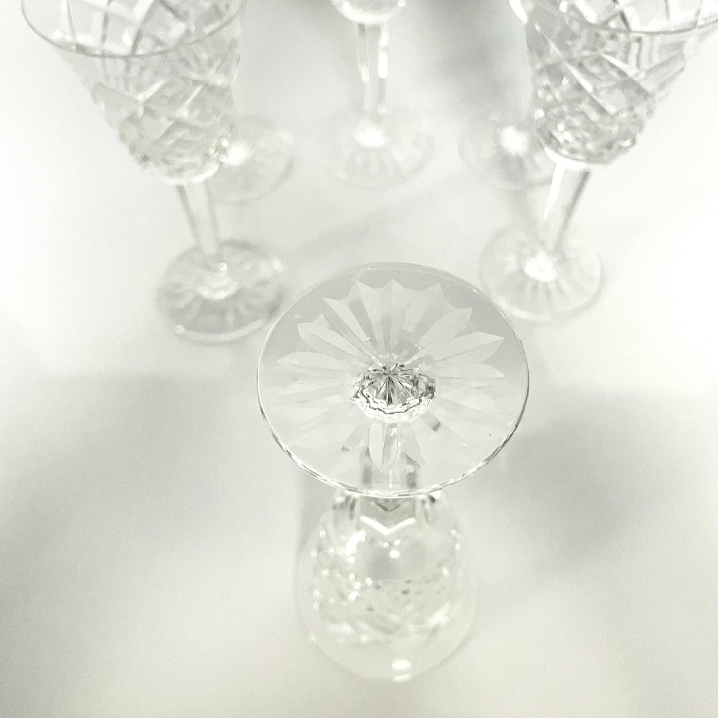 日本語: フランスのダイアモンドカットが美しいアンティーククリスタルグラス6個セット; English: Set of 6 antique crystal glasses with a beautiful diamond-cut pattern from France; Français: Ensemble de 6 verres en cristal ancien français avec un magnifique motif taillé en diamant.