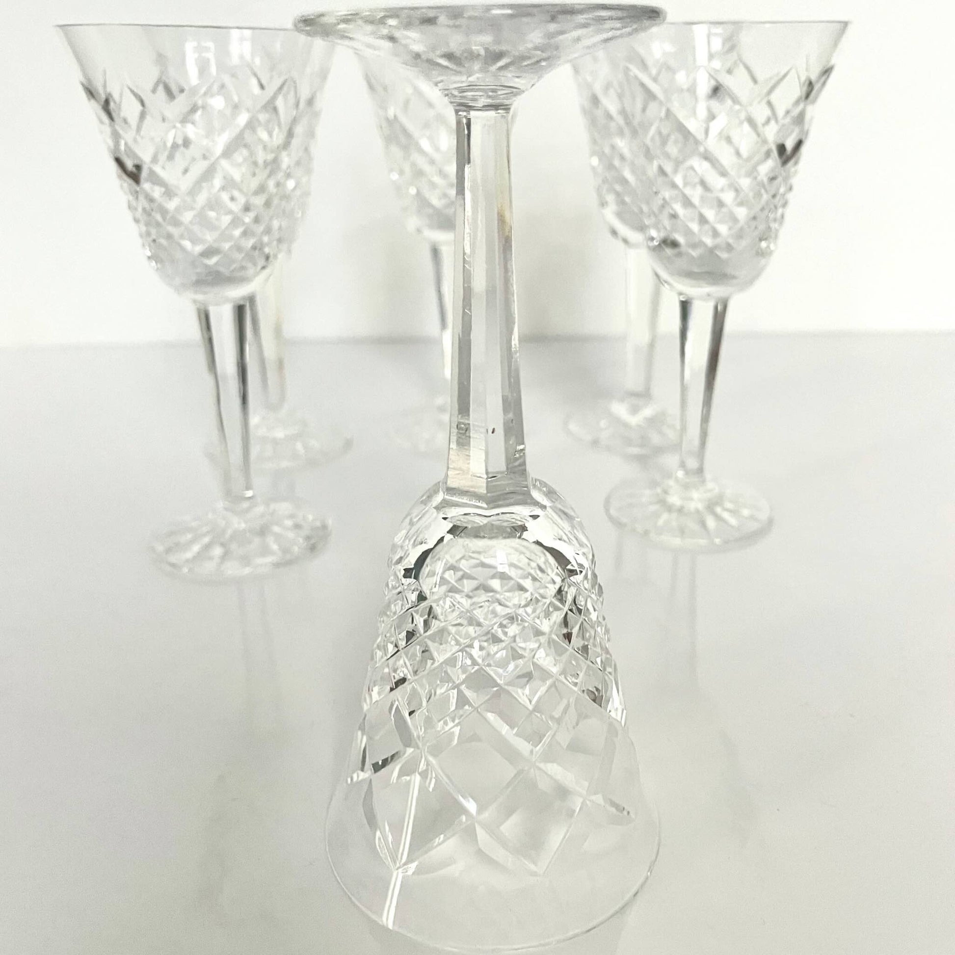 日本語: フランスのダイアモンドカットが美しいアンティーククリスタルグラス6個セット; English: Set of 6 antique crystal glasses with a beautiful diamond-cut pattern from France; Français: Ensemble de 6 verres en cristal ancien français avec un magnifique motif taillé en diamant.