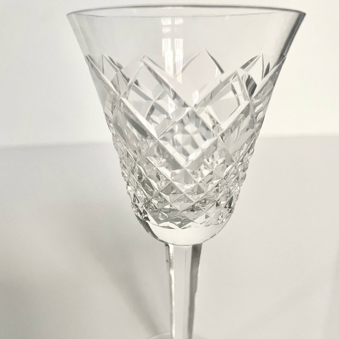 日本語: フランスのダイアモンドカットが美しいアンティーククリスタルグラス6個セット; English: Set of 6 antique crystal glasses with a beautiful diamond-cut pattern from France; Français: Ensemble de 6 verres en cristal ancien français avec un magnifique motif taillé en diamant.