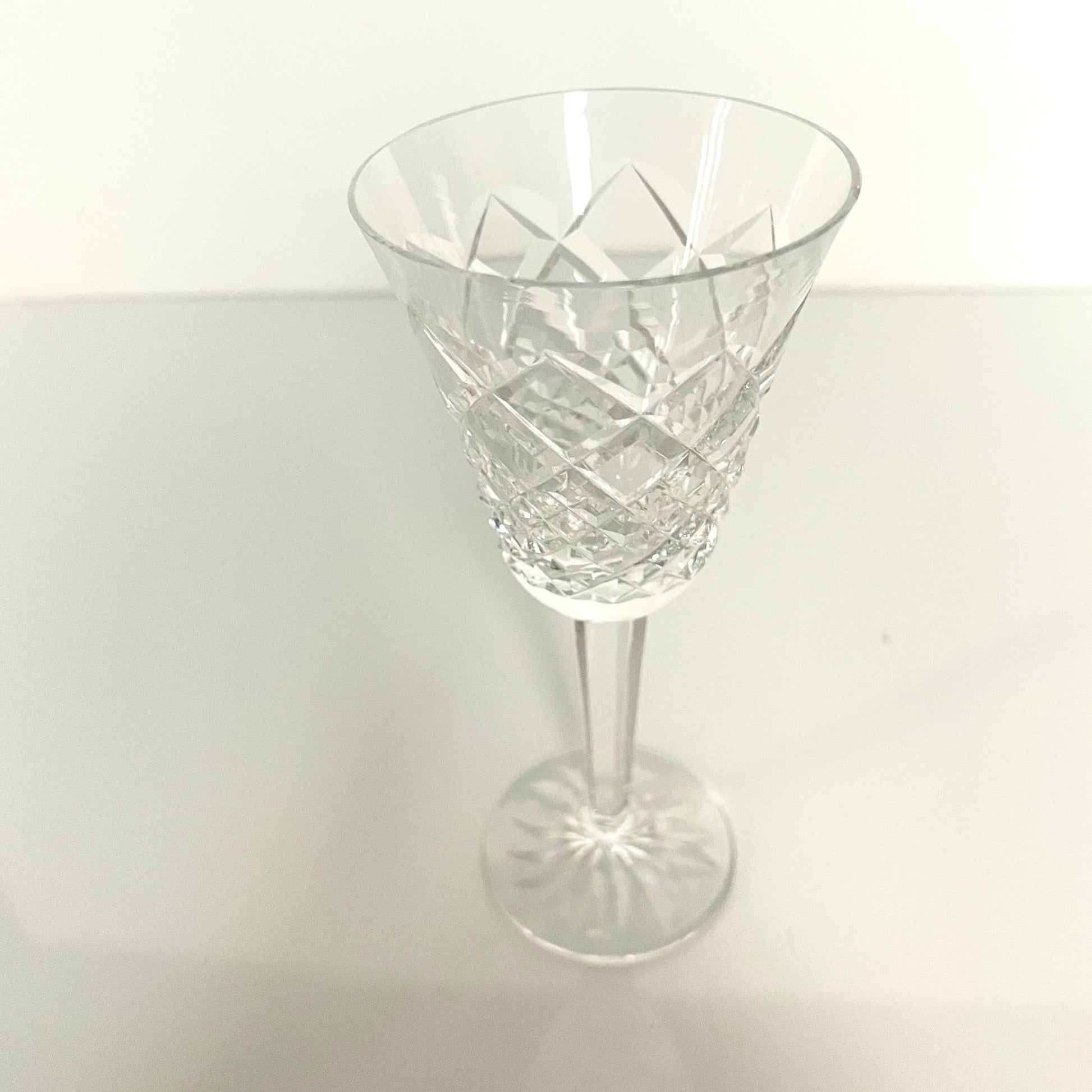 日本語: フランスのダイアモンドカットが美しいアンティーククリスタルグラス6個セット; English: Set of 6 antique crystal glasses with a beautiful diamond-cut pattern from France; Français: Ensemble de 6 verres en cristal ancien français avec un magnifique motif taillé en diamant.