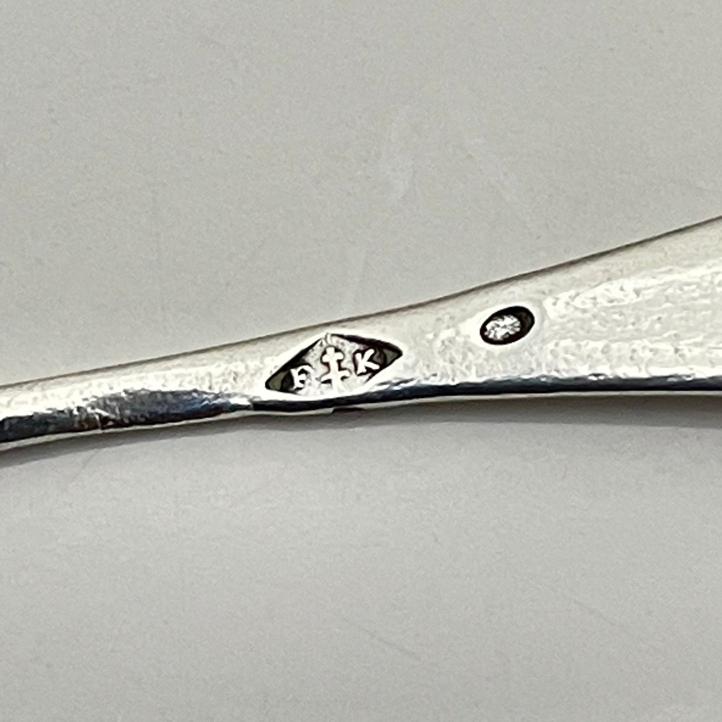 日本語: 優美なフランス製シルバー製ソルトセラー、サルロン(ソルト入れ、塩入れ)セット。貝殻をモチーフにしたデザインで、シルバー製スプーン2本付き。19世紀後期から20世紀初頭に製作。ミネルバ刻印入り。; English: Elegant French silver salt cellar (salière) set with shell-inspired design and matching silver spoons. Features Minerva hallmark. Late 19th to early 20th century. ; Français: Ensemble élégant de salières en argent français avec cuillères assorties, motif inspiré des coquillages. Poinçon Minerve. Fin du 19ᵉ siècle à début du 20ᵉ siècle.