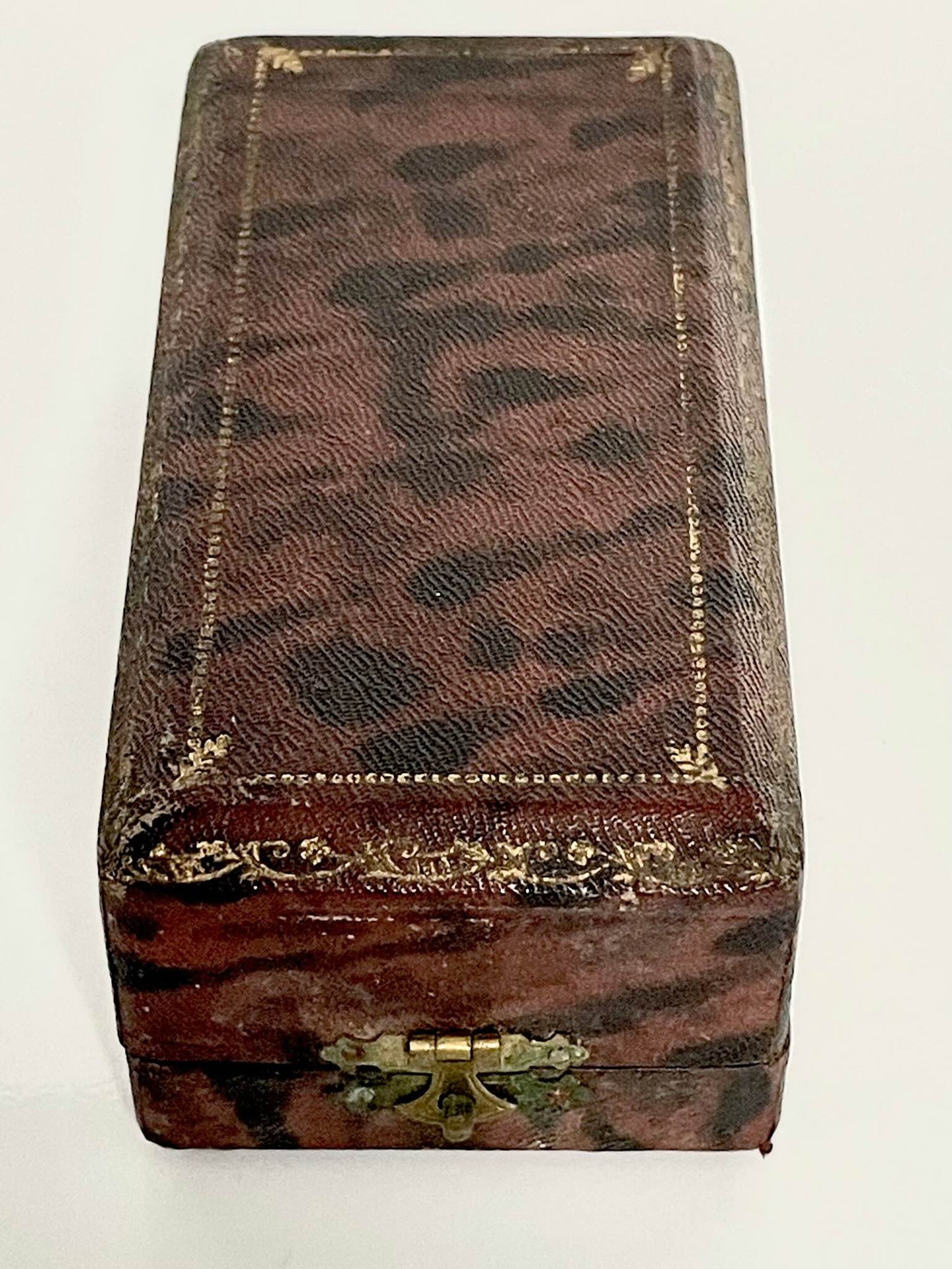 日本語: 19世紀末から20世紀初頭のフランス製アンティークシルバーシーリングスタンプ。アール・ヌーヴォー様式の優雅さを体現し、オリジナルケース付きの希少でコレクター向けの一品。; English: Antique French silver sealing stamp from the late 19th to early 20th century, featuring elegant Art Nouveau design and its original case, a rare collectible item. ; Français: Sceau ou cachet en argent français ancien datant de la fin du 19ème au début du 20ème siècle, arborant un design d'époque Art Nouveau, avec son étui d'origine, une pièce rare et de collection.