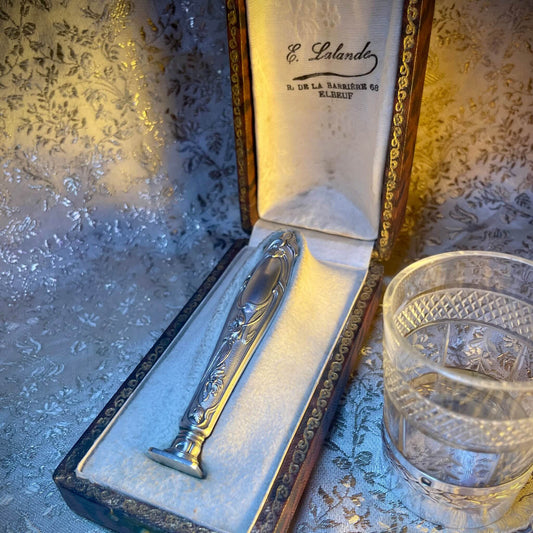 日本語: 19世紀末から20世紀初頭のフランス製アンティークシルバーシーリングスタンプ。アール・ヌーヴォー様式の優雅さを体現し、オリジナルケース付きの希少でコレクター向けの一品。; English: Antique French silver sealing stamp from the late 19th to early 20th century, featuring elegant Art Nouveau design and its original case, a rare collectible item. ; Français: Sceau ou cachet en argent français ancien datant de la fin du 19ème au début du 20ème siècle, arborant un design d'époque Art Nouveau, avec son étui d'origine, une pièce rare et de collection.