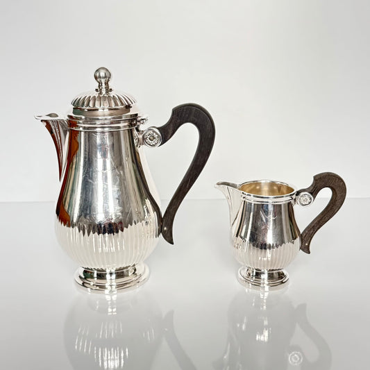 English: Christofle Gallia silver-plated coffee or tea pot and creamer set, France, 1920s. Simple and elegant design ; Français : Verseuse et pot à lait en métal argenté Christofle Gallia, France, années 1920. Design simple et élégant. ; 日本語 : クリストフル「ガリア」銀メッキ コーヒー/ティーポット&クリーマーセット、フランス 1920年代。シンプルでエレガントなデザイン。