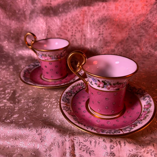 日本語: 19世紀製オールド・パリ(ヴュー・パリ)の手描きポーセリンカップ&ソーサーセット。華やかなピンク背景と花柄モチーフ、金彩装飾が特徴です。; English: 19th-century Old Paris (Vieux Paris) hand-painted porcelain cup and saucer set, featuring a vibrant pink background, floral motifs, and gilded accents.; Français: Ensemble tasse et soucoupe en porcelaine peint à la main du XIXe siècle, Vieux Paris, avec un fond rose vif, des motifs floraux et des accents dorés.