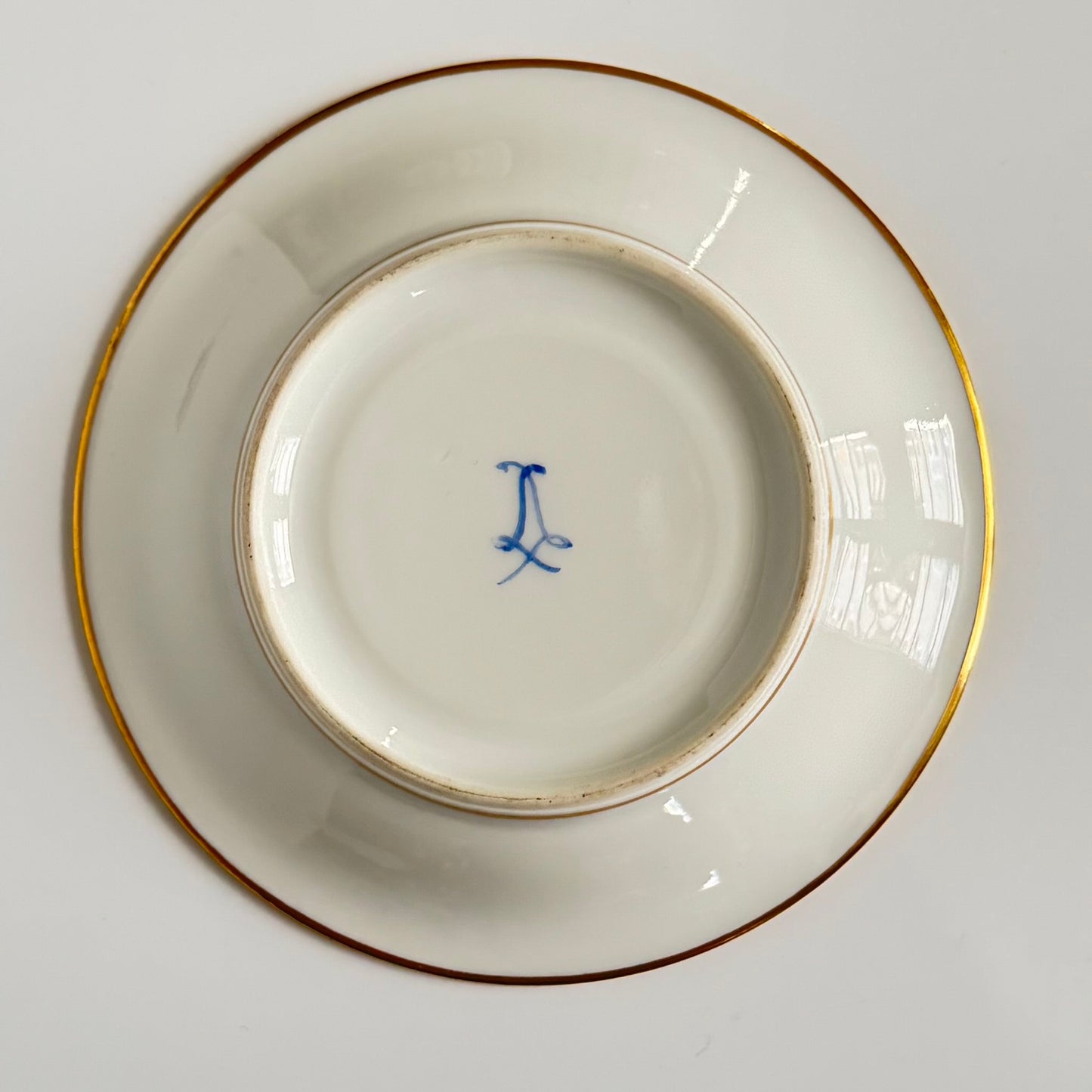 日本語: 19世紀製オールド・パリ(ヴュー・パリ)の手描きポーセリンカップ&ソーサーセット。華やかなピンク背景と花柄モチーフ、金彩装飾が特徴です。; English: 19th-century Old Paris (Vieux Paris) hand-painted porcelain cup and saucer set, featuring a vibrant pink background, floral motifs, and gilded accents.; Français: Ensemble tasse et soucoupe en porcelaine peint à la main du XIXe siècle, Vieux Paris, avec un fond rose vif, des motifs floraux et des accents dorés.