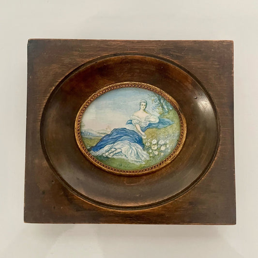 日本語: ルイ15世とマリー・レクザンスカの次女、フランスのアンリエット王女を描いたアンティークのミニアチュール。花の女神フローラとして花冠を編んでいる姿。; English: Antique miniature inspired by the portrait of Henriette of France, second daughter of King Louis XV and Queen Marie Leszczyńska. Depicts Henriette as Flora, weaving a floral crown. ; Français: Miniature ancienne inspirée du portrait d'Henriette de France, deuxième fille du roi Louis XV et de la reine Marie Leszczyńska. Représente Henriette en tant que Flore, tissant une couronne de fleurs.