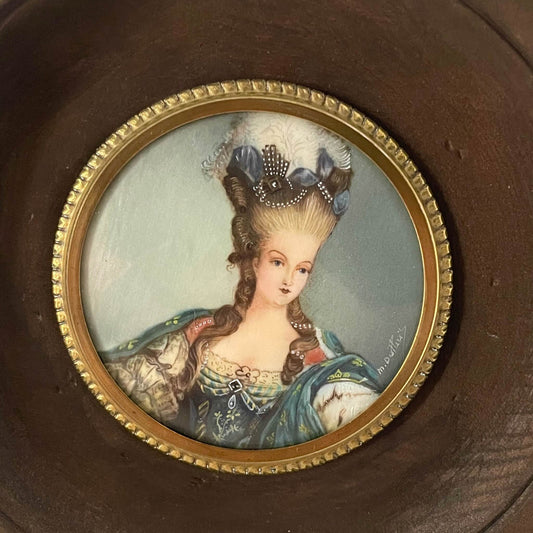 日本語: マリー・アントワネットが地球儀を持つ有名な肖像画に基づいたアンティークのミニアチュール。緻密なディテールと独特な色調が特徴です。; English: Antique miniature based on the famous portrait of Marie Antoinette holding a globe by Gautier-Dagoty. Features intricate details and unique tones.; Français: Miniature ancienne inspirée du célèbre portrait de Marie-Antoinette tenant une mappemonde par Gautier-Dagoty. Détails fins et tons uniques.