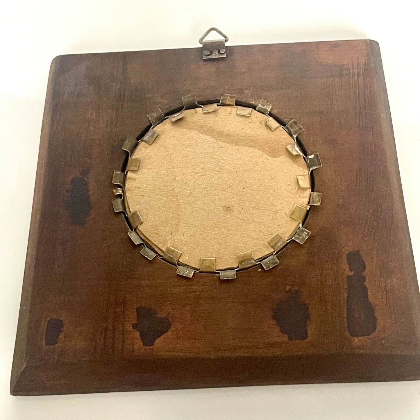 日本語: マリー・アントワネットが地球儀を持つ有名な肖像画に基づいたアンティークのミニアチュール。緻密なディテールと独特な色調が特徴です。; English: Antique miniature based on the famous portrait of Marie Antoinette holding a globe by Gautier-Dagoty. Features intricate details and unique tones.; Français: Miniature ancienne inspirée du célèbre portrait de Marie-Antoinette tenant une mappemonde par Gautier-Dagoty. Détails fins et tons uniques.