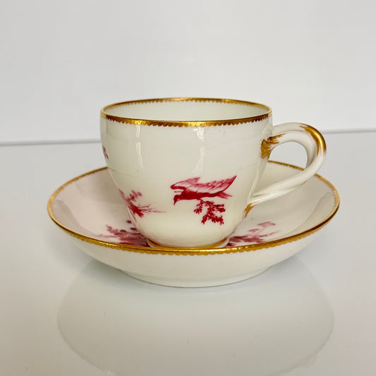 日本語: 18世紀中期(約1757年)にセーヴル窯で製作されたエベールカップ&ソーサー。鳥のモチーフと淡い赤紫色のカマイユ技法が特徴。金色の縁取りが優雅な印象を与えます。; English: Mid-18th century (circa 1757) Sèvres Hébert cup & saucer with bird motif in soft purple camaieu. Features delicate gold-edged detailing. ; Français: Gobelet Hébert et sa soucoupe en porcelaine tendre de Sèvres, milieu du 18ᵉ siècle (vers 1757), avec un motif d'oiseaux en camaïeu pourpre et des détails dorés.