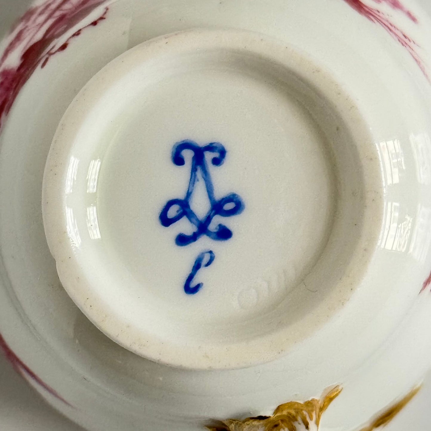 日本語: 18世紀中期(約1757年)にセーヴル窯で製作されたエベールカップ&ソーサー。鳥のモチーフと淡い赤紫色のカマイユ技法が特徴。金色の縁取りが優雅な印象を与えます。; English: Mid-18th century (circa 1757) Sèvres Hébert cup & saucer with bird motif in soft purple camaieu. Features delicate gold-edged detailing. ; Français: Gobelet Hébert et sa soucoupe en porcelaine tendre de Sèvres, milieu du 18ᵉ siècle (vers 1757), avec un motif d'oiseaux en camaïeu pourpre et des détails dorés.