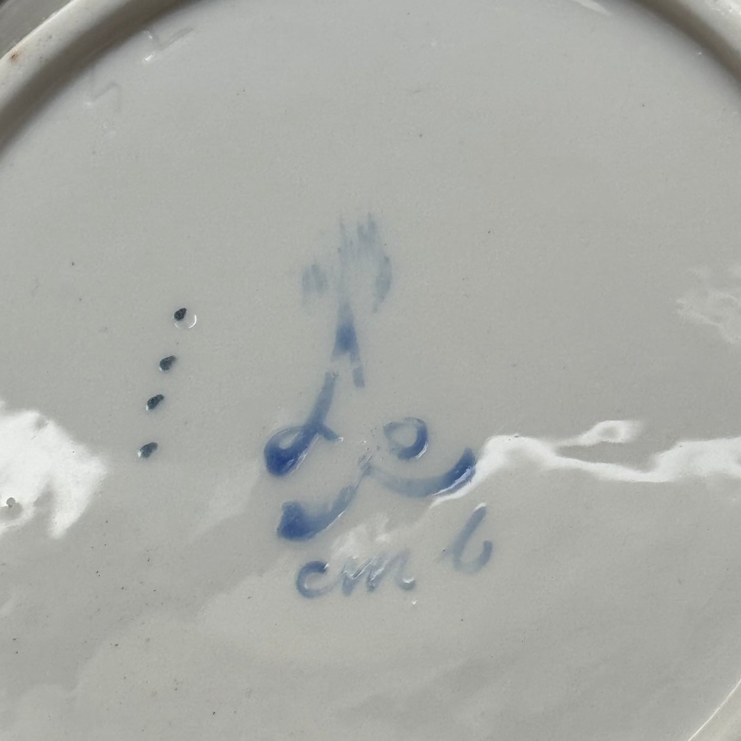 日本語: 18世紀後半(1770〜1780年頃)にセーヴル窯で製作された軟質磁器のリトロンカップ&ソーサー。バラと葉のモチーフが特徴的な繊細なデザイン。; English: Late 18th-century (circa 1770-1780) Sèvres soft-paste porcelain Litron cup & saucer with delicate rose and leaf motif. ; Français: Tasse et sa sous-tasse Litron en porcelaine tendre de Sèvres, fin 18ᵉ siècle (vers 1770-1780), avec un motif délicat de roses et de feuilles.