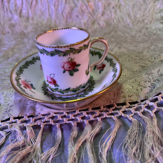 日本語: 18世紀後半(1770〜1780年頃)にセーヴル窯で製作された軟質磁器のリトロンカップ&ソーサー。バラと葉のモチーフが特徴的な繊細なデザイン。; English: Late 18th-century (circa 1770-1780) Sèvres soft-paste porcelain Litron cup & saucer with delicate rose and leaf motif. ; Français: Tasse et sa sous-tasse Litron en porcelaine tendre de Sèvres, fin 18ᵉ siècle (vers 1770-1780), avec un motif délicat de roses et de feuilles.