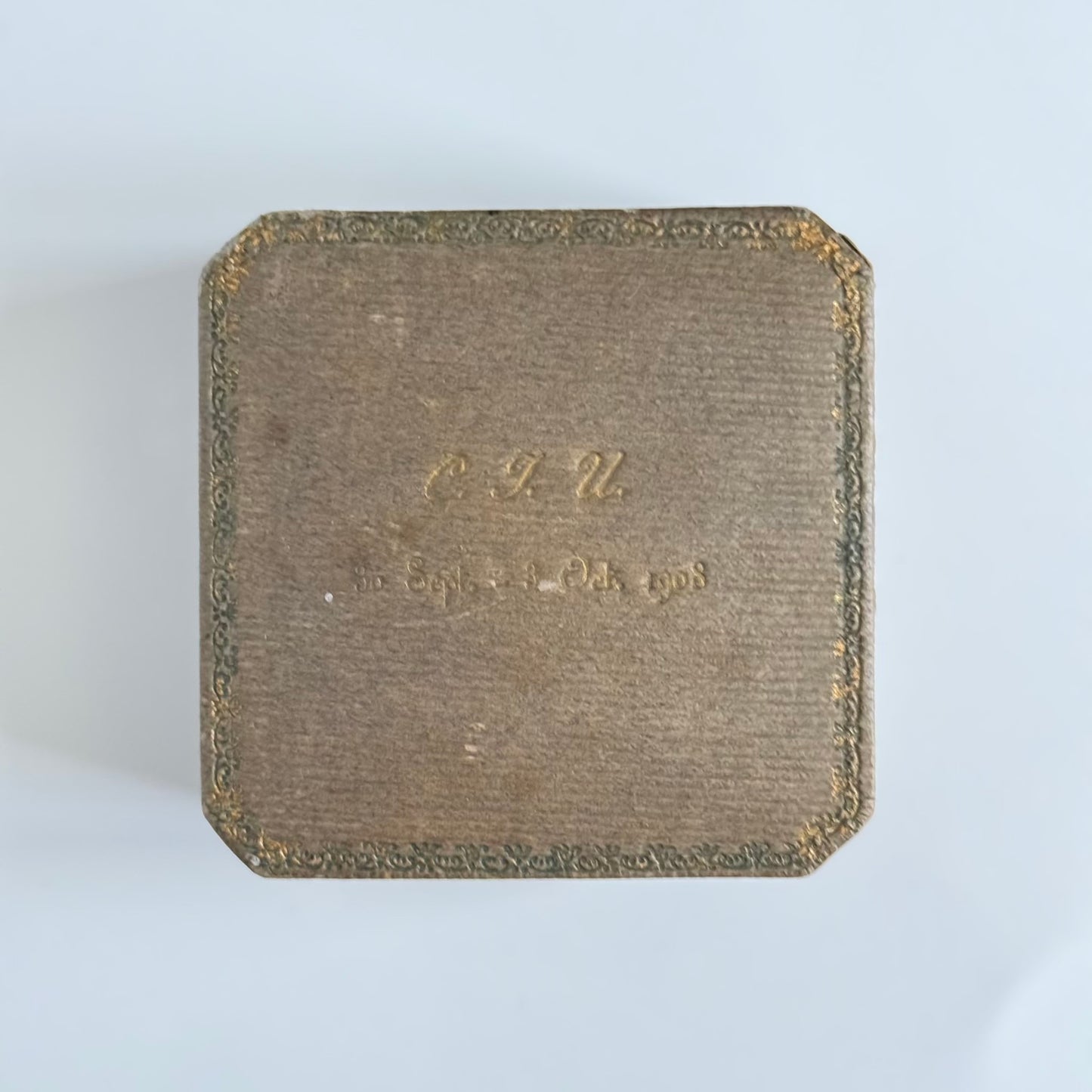 日本語: セーブル製の小さな磁器のジュエリーディッシュ。金彩の花模様のフリーズ装飾と縁取りが特徴。1908年製。オリジナルの化粧箱付き。; English: Small porcelain jewelry dish by Sèvres, featuring a gold floral frieze decoration and fine gilded edges. Made in 1908 with original presentation box. ; Français: Petite coupe ou baguier en porcelaine de Sèvres avec frise florale dorée et bordure délicatement dorée. Fabriquée en 1908 avec sa boîte d'origine.