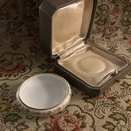 日本語: セーブル製の小さな磁器のジュエリーディッシュ。金彩の花模様のフリーズ装飾と縁取りが特徴。1908年製。オリジナルの化粧箱付き。; English: Small porcelain jewelry dish by Sèvres, featuring a gold floral frieze decoration and fine gilded edges. Made in 1908 with original presentation box. ; Français: Petite coupe ou baguier en porcelaine de Sèvres avec frise florale dorée et bordure délicatement dorée. Fabriquée en 1908 avec sa boîte d'origine.
