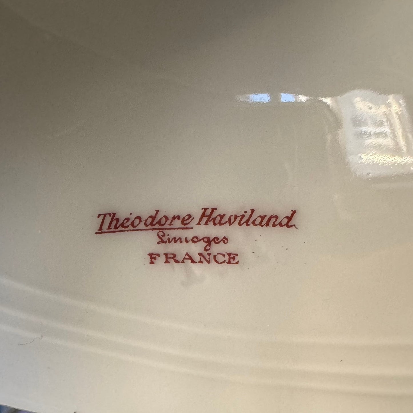 日本語: テオドール・アビランド製リモージュの磁器製フルーツスタンド。バラのガーランドとリボン装飾、金彩の縁取りが特徴。18世紀後期フランス様式を反映したデザイン。; English: Théodore Haviland Limoges porcelain fruit bowl with rose garlands, ribbon motifs, and gold trim. Inspired by late 18th-century French style. ; Français: Coupe à fruits en porcelaine Limoges de Théodore Haviland, décorée de guirlandes de roses, rubans et bordure dorée, dans le style français de la fin du 18ᵉ siècle.