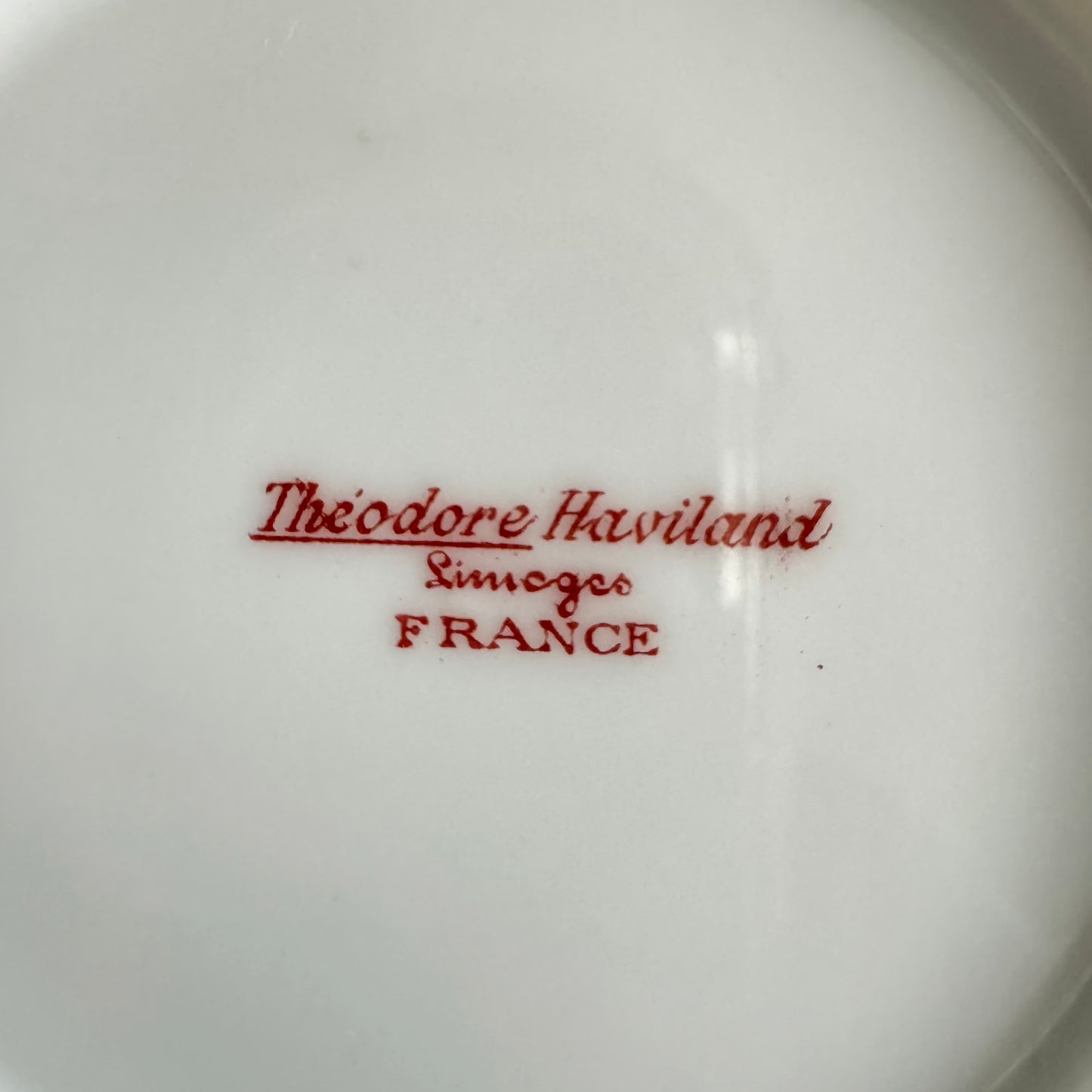 日本語: リモージュのテオドール・アビランド社製の大皿。18世紀後期フランススタイルのバラのガーランドとリボン装飾が特徴。1904年から1920年代初頭の製作。; English: Théodore Haviland Limoges large plate with rose garland and ribbon decoration, showcasing late 18th-century French style. Made between 1904-1920s. ; Français: Grand plat en porcelaine Limoges de Théodore Haviland, décoré de guirlandes de roses et de rubans, dans le style français de la fin du 18ᵉ siècle. Fabriqué entre 1904 et les années 1920.