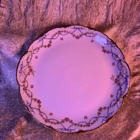 日本語: リモージュのテオドール・アビランド社製の大皿。18世紀後期フランススタイルのバラのガーランドとリボン装飾が特徴。1904年から1920年代初頭の製作。; English: Théodore Haviland Limoges large plate with rose garland and ribbon decoration, showcasing late 18th-century French style. Made between 1904-1920s. ; Français: Grand plat en porcelaine Limoges de Théodore Haviland, décoré de guirlandes de roses et de rubans, dans le style français de la fin du 18ᵉ siècle. Fabriqué entre 1904 et les années 1920.