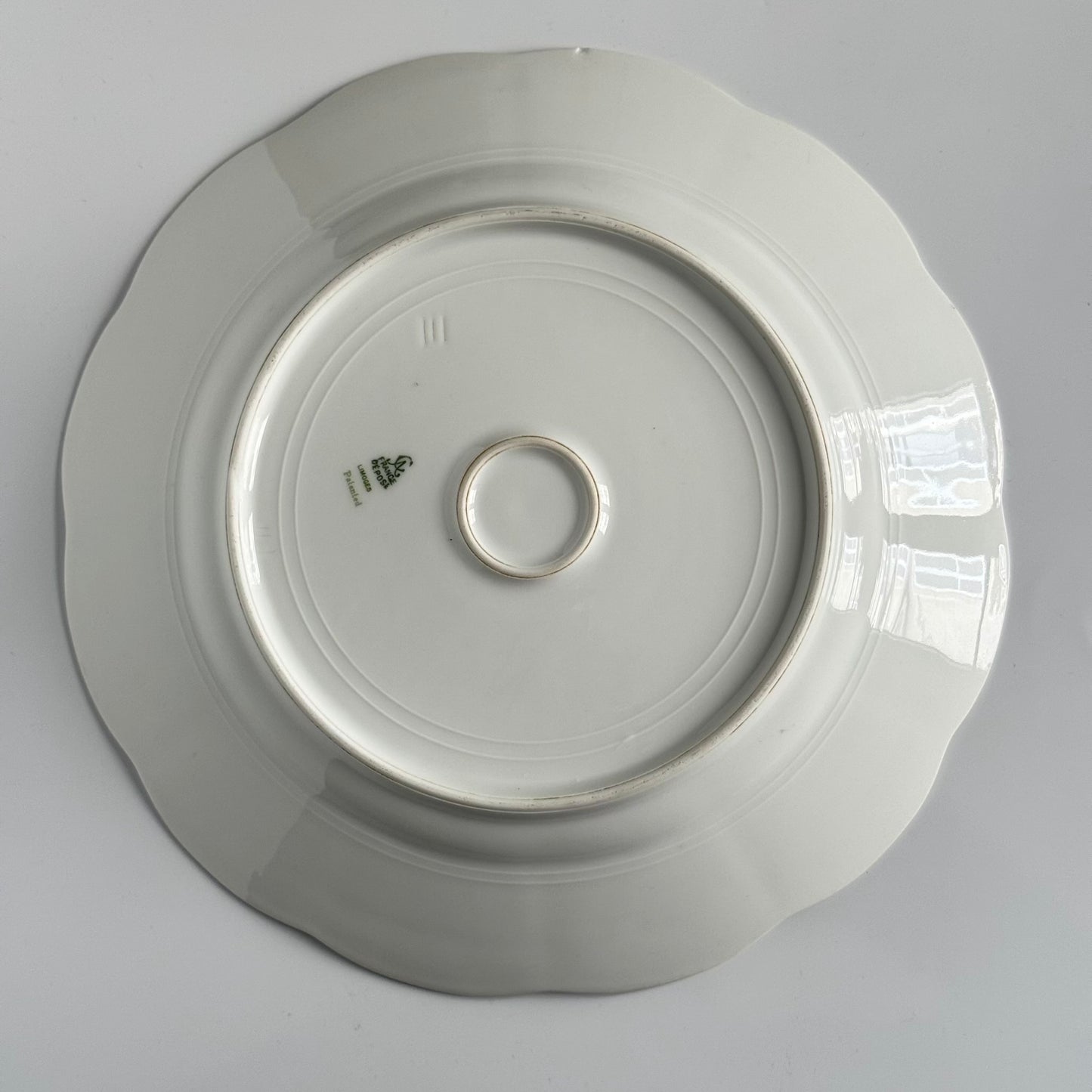 Plat de service en porcelaine Limoges Ahrenfeldt avec décor de rubans et guirlandes florales | Fin XIXᵉ – Début XXᵉ siècle