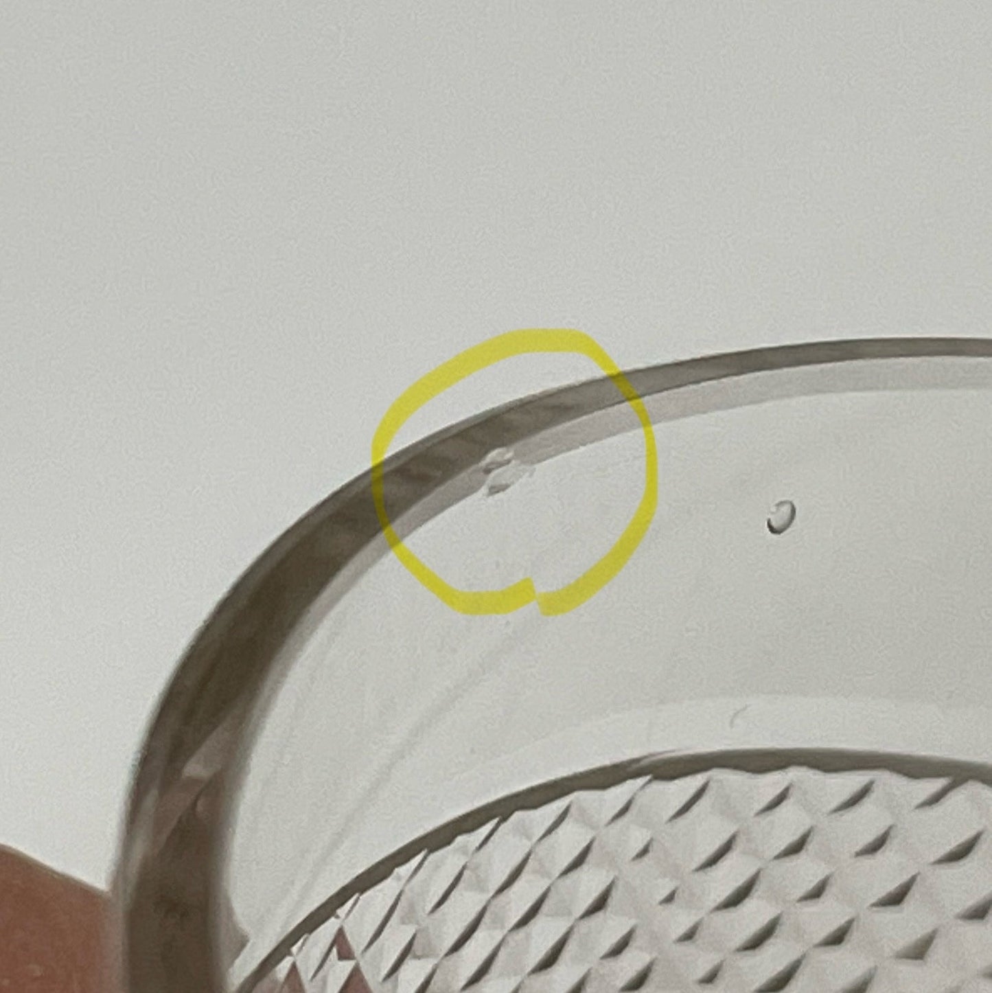 日本語: フランス製アンティーククリスタル&シルバーリキュールグラス4個セット。19世紀末から20世紀初頭の精緻なカットクリスタルとシルバーアクセントが美しい。; English: Set of 4 antique French crystal and silver liquor glasses with finely cut crystal and silver accents, ideal for liqueurs or dessert wines. ; Français: Ensemble de 4 verres à liqueur en cristal et argent français, avec cristal découpé et accents d'argent, parfaits pour les liqueurs ou les vins de dessert.