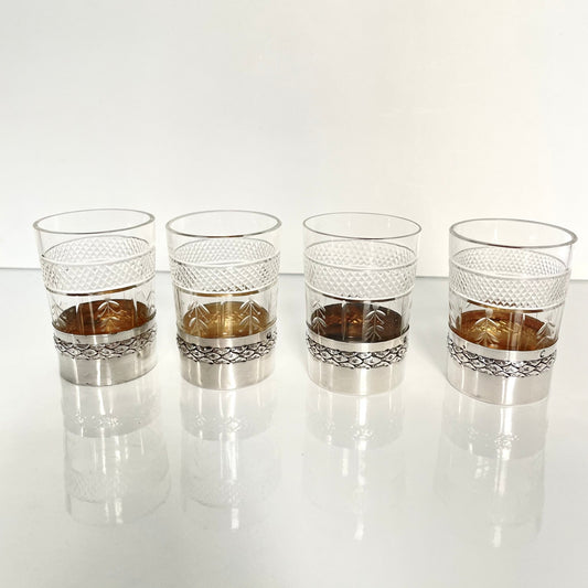 日本語: フランス製アンティーククリスタル&シルバーリキュールグラス4個セット。19世紀末から20世紀初頭の精緻なカットクリスタルとシルバーアクセントが美しい。; English: Set of 4 antique French crystal and silver liquor glasses with finely cut crystal and silver accents, ideal for liqueurs or dessert wines. ; Français: Ensemble de 4 verres à liqueur en cristal et argent français, avec cristal découpé et accents d'argent, parfaits pour les liqueurs ou les vins de dessert.