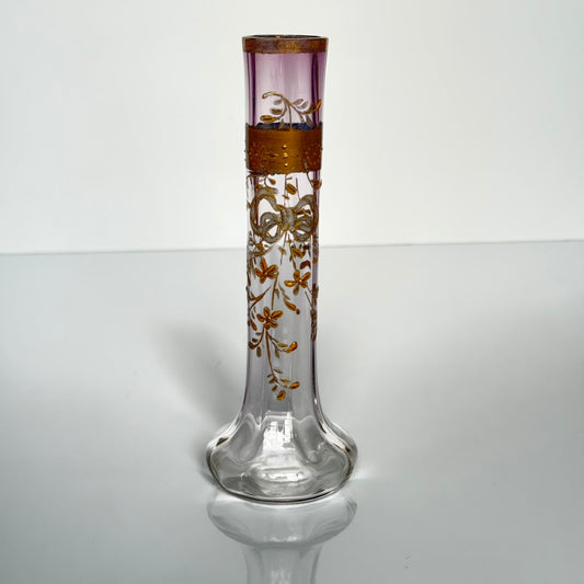English: Antique purple-tinted glass bud vase (soliflore) with gilded ribbon and floral design, late 19th to early 20th century, French style. ; Français : Soliflore ancien en verre teinté violet avec décor doré de ruban et fleurs, fin XIXᵉ – début XXᵉ, style français. ; 日本語: 紫色のグラデーションが美しいアンティークのガラス製一輪挿し、金彩のリボンと花の装飾付き、19世紀後半〜20世紀初頭