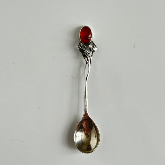 English: Art Nouveau style silver spoon with amber accent and delicate leaf motif, in 925 silver ; 日本語: アンバー(琥珀)付きアール・ヌーヴォー様式のシルバースプーン、繊細な葉モチーフと925シルバーの装飾 ; Français: Cuillère en argent style Art Nouveau avec ambre, décorée d’un motif feuillage délicat en argent 925.