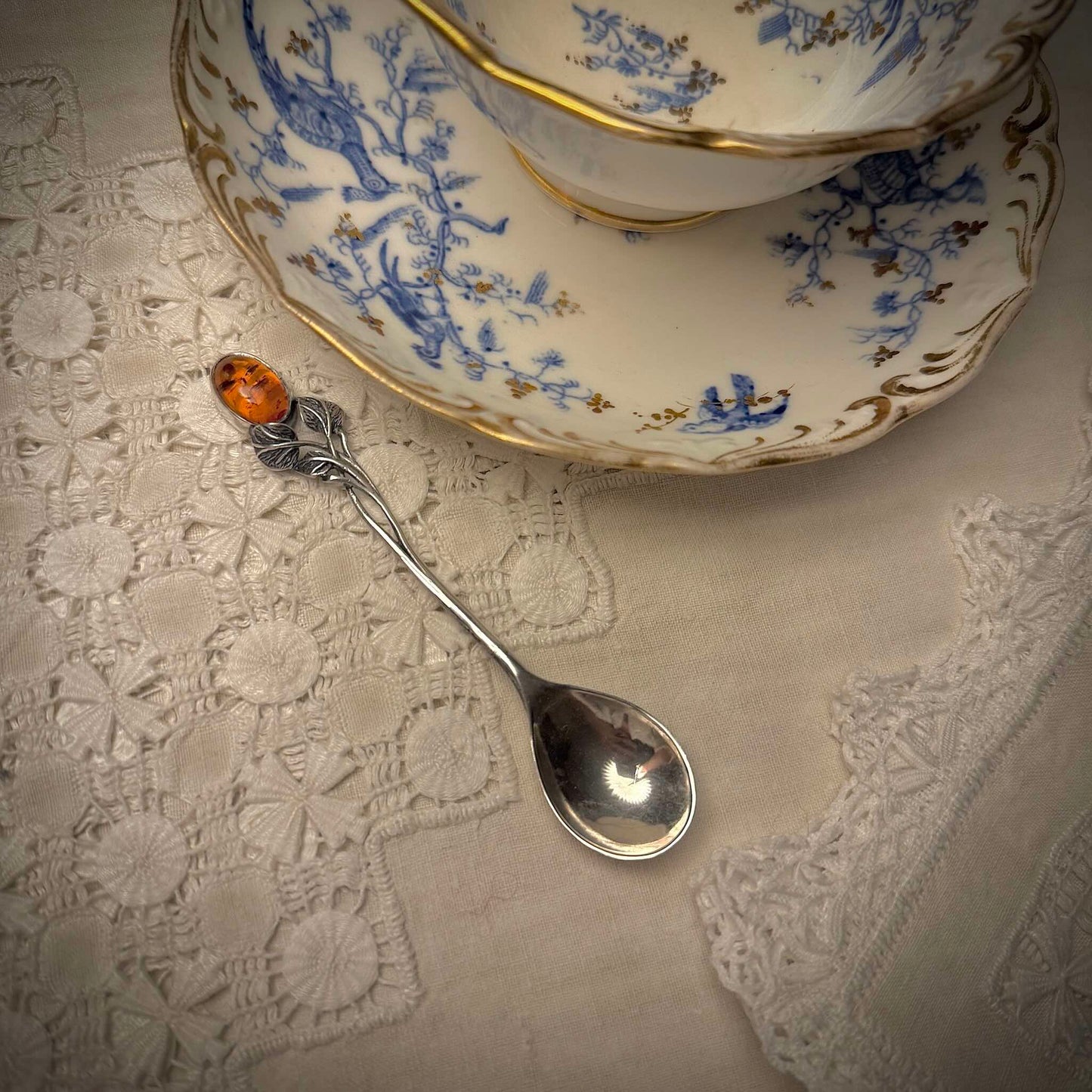 English: Art Nouveau style silver spoon with amber accent and delicate leaf motif, in 925 silver ; 日本語: アンバー(琥珀)付きアール・ヌーヴォー様式のシルバースプーン、繊細な葉モチーフと925シルバーの装飾 ; Français: Cuillère en argent style Art Nouveau avec ambre, décorée d’un motif feuillage délicat en argent 925.