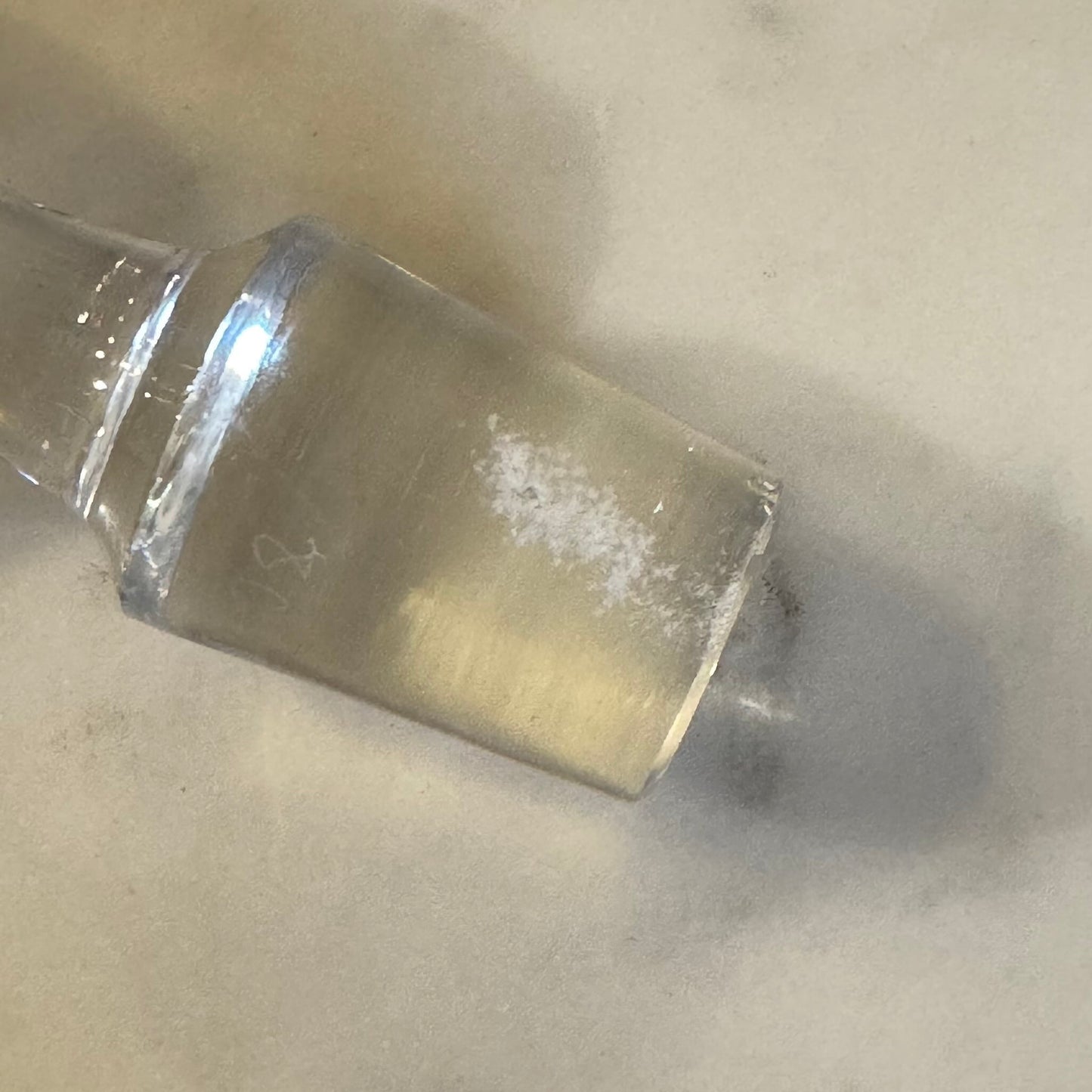 English: Baccarat crystal decanter, Athénienne model, featuring an elegant Art Nouveau-style thistle motif. The decanter is crafted with exquisite detail, showcasing Baccarat's renowned craftsmanship. ; 日本語: バカラのクリスタルデカンタ、アテニエンヌモデルで、エレガントなアールヌーヴォー様式のアザミ模様です。; Français: Décanteur en cristal Baccarat, modèle Athénienne, avec un élégant motif de chardon dans le style Art Nouveau. Le décanteur est fabriqué avec un souci du détail remarquable, mettant en valeur le savoir-faire renommé de Baccarat.