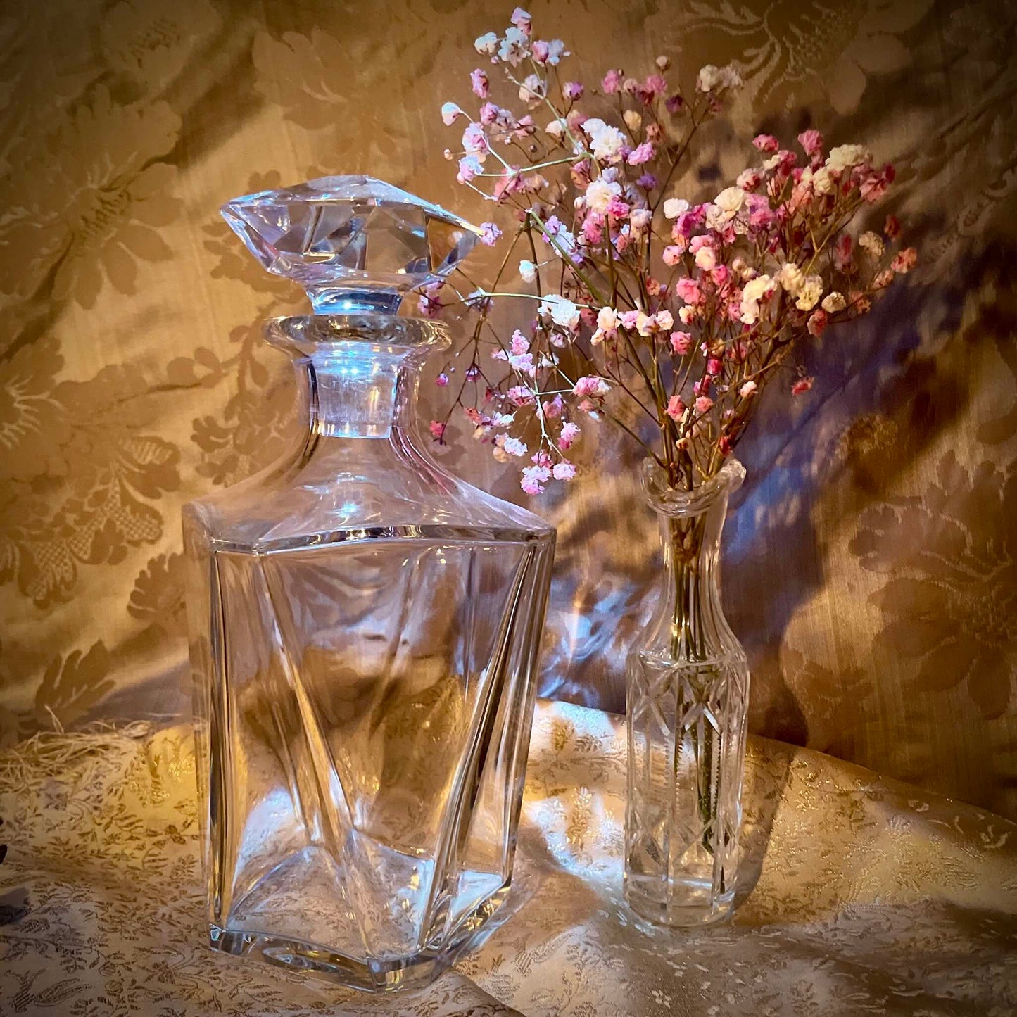 English: Baccarat crystal decanter, Cognac Martell Cordon Bleu model, from the late 20th century. Features a sleek square shape and brilliant crystal clarity. ; 日本語: バカラのクリスタル製デカンタ、コニャック マーテル コルドン・ブルー モデル、20世紀後半。洗練されたスクエアフォルムと透明感のあるクリスタルが特徴。 ; Français: Carafe en cristal Baccarat, modèle Cognac Martell Cordon Bleu, datant de la fin du 20ᵉ siècle. Forme carrée élégante et cristal d'une grande clarté.