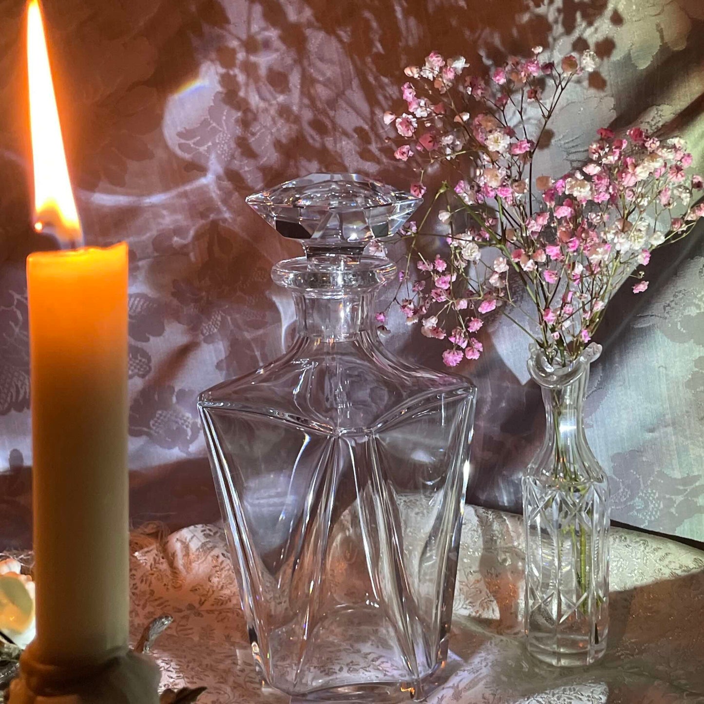 English: Baccarat crystal decanter, Cognac Martell Cordon Bleu model, from the late 20th century. Features a sleek square shape and brilliant crystal clarity. ; 日本語: バカラのクリスタル製デカンタ、コニャック マーテル コルドン・ブルー モデル、20世紀後半。洗練されたスクエアフォルムと透明感のあるクリスタルが特徴。 ; Français: Carafe en cristal Baccarat, modèle Cognac Martell Cordon Bleu, datant de la fin du 20ᵉ siècle. Forme carrée élégante et cristal d'une grande clarté.