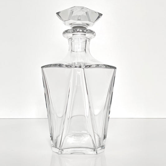 English: Baccarat crystal decanter, Cognac Martell Cordon Bleu model, from the late 20th century. Features a sleek square shape and brilliant crystal clarity. ; 日本語: バカラのクリスタル製デカンタ、コニャック マーテル コルドン・ブルー モデル、20世紀後半。洗練されたスクエアフォルムと透明感のあるクリスタルが特徴。 ; Français: Carafe en cristal Baccarat, modèle Cognac Martell Cordon Bleu, datant de la fin du 20ᵉ siècle. Forme carrée élégante et cristal d'une grande clarté.