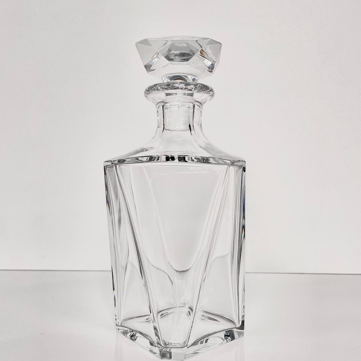 English: Baccarat crystal decanter, Cognac Martell Cordon Bleu model, from the late 20th century. Features a sleek square shape and brilliant crystal clarity. ; 日本語: バカラのクリスタル製デカンタ、コニャック マーテル コルドン・ブルー モデル、20世紀後半。洗練されたスクエアフォルムと透明感のあるクリスタルが特徴。 ; Français: Carafe en cristal Baccarat, modèle Cognac Martell Cordon Bleu, datant de la fin du 20ᵉ siècle. Forme carrée élégante et cristal d'une grande clarté.