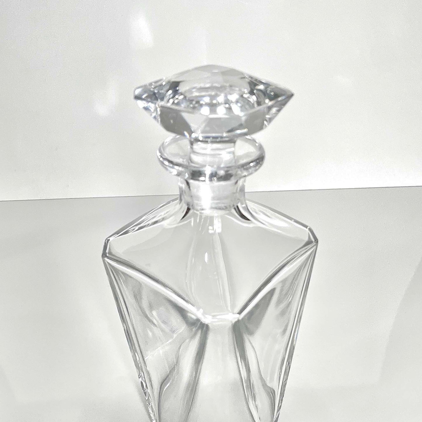 English: Baccarat crystal decanter, Cognac Martell Cordon Bleu model, from the late 20th century. Features a sleek square shape and brilliant crystal clarity. ; 日本語: バカラのクリスタル製デカンタ、コニャック マーテル コルドン・ブルー モデル、20世紀後半。洗練されたスクエアフォルムと透明感のあるクリスタルが特徴。 ; Français: Carafe en cristal Baccarat, modèle Cognac Martell Cordon Bleu, datant de la fin du 20ᵉ siècle. Forme carrée élégante et cristal d'une grande clarté.